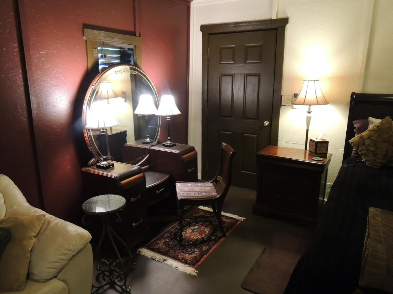 Lyons Twin Mansions Hotel Fort Scott ภายนอก รูปภาพ